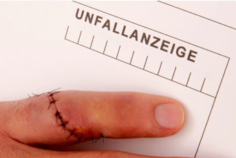Das Bild zeigt einen genähten Finger, die Hand hält eine Unfallanzeige